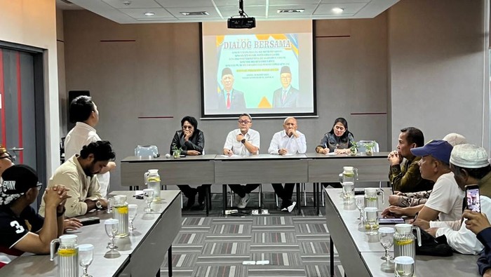 Momen Mendag Zulhas dan Menko UKM Teten Masduki Sambangi Pasar Senen Mendag Zulhas dan Menko UKM Teten Masduki menyambangi Pasar Senen Blok III untuk berdiskusi dengan para pedagang.