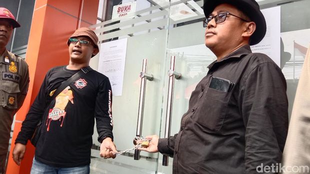 Nasabah segel kantor BPR-KR Indramayu, menuntut uang tabungannya dikembalikan