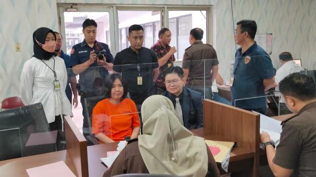 Natalia Rusli saat dilimpahkan ke Kejari Jakarta Barat