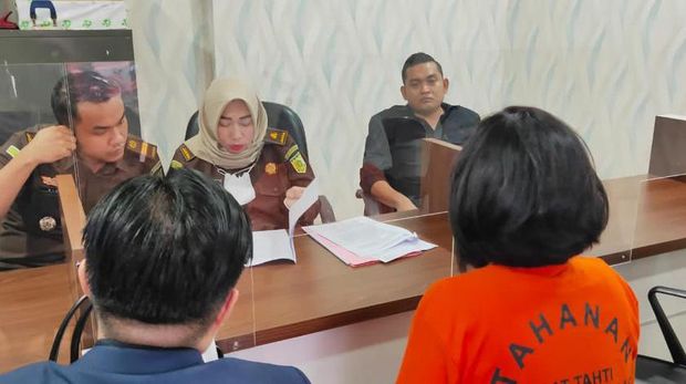 Natalia Rusli saat dilimpahkan ke Kejari Jakarta Barat