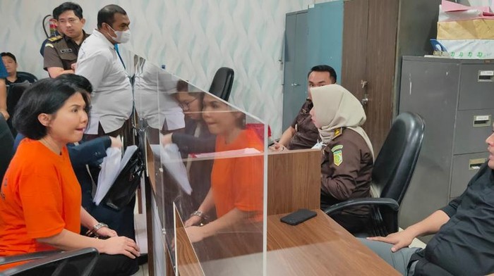 Natalia Rusli saat dilimpahkan ke Kejari Jakarta Barat