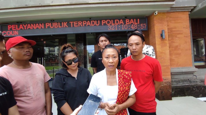 Niluh Djelantik bersama timnya melaporkan pemilik akun Facebook Faras Sayidi ke Polda Bali, Kamis (30/3/2023).