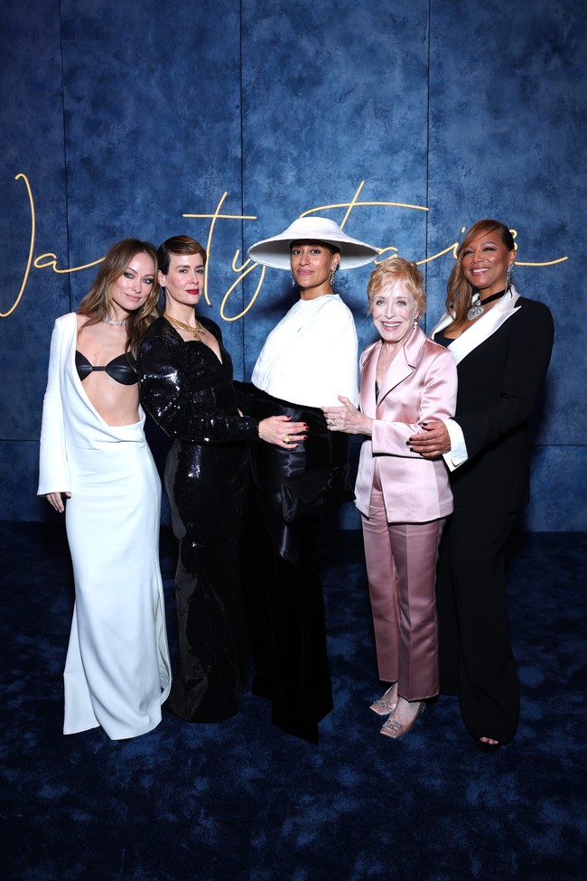 Di pesta tersebut, Olivia sempat reuni dengan teman-temannya sesama aktris. Sebuah foto memperlihatkan Olivia befoto bersama aktris Sarah Paulson, Tracee Ellis Ross, Holland Taylor, dan Queen Latifah. (Foto: Stefanie Keenan/VF23/WireImage for Vanity Fair)