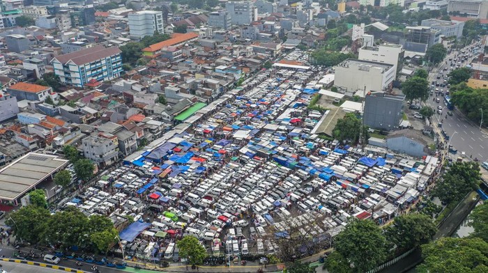 Padatnya Pasar Tasik Cideng di Pusat Kota Jakarta Foto udara suasana Pasar Tasik Cideng, Jakarta Pusat, Kamis (30/3/2023). Pasar yang berlokasi di tanah lapang di kawasan Gambir ini hanya berlangsung setiap hari Senin dan Kamis pagi. ANTARA FOTO/Galih Pradipta/nym.