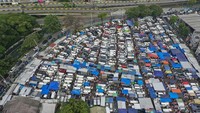 Pasar ini berlokasi di tanah lapang kawasan Gambir. Selain tak jauh dari pusat kota, harga barang di sini juga tergolong miring.