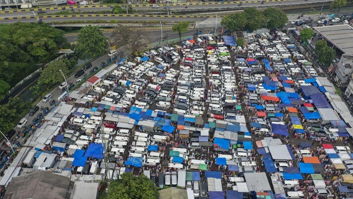 Padatnya Pasar Tasik Cideng di Pusat Kota Jakarta Foto udara suasana Pasar Tasik Cideng, Jakarta Pusat, Kamis (30/3/2023). Pasar yang berlokasi di tanah lapang di kawasan Gambir ini hanya berlangsung setiap hari Senin dan Kamis pagi. ANTARA FOTO/Galih Pradipta/nym.