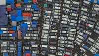 Pasar ini hanya berlangsung setiap hari Senin dan Kamis pagi. Uniknya lagi, para pedagang menjajakan dagangannya dengan mobil sebagai kios.