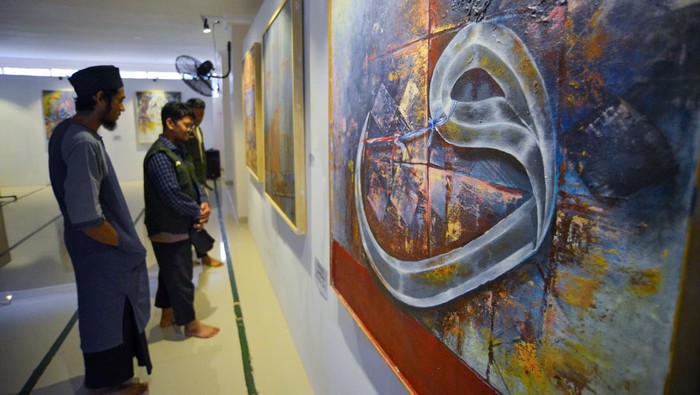 PAMERAN KALIGRAFI THE REAL SURAU Jamaah melihat pameran kaligrafi bertemakan