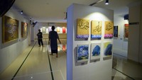 Jemaah melihat pameran kaligrafi bertemakan The Real Surau di lantai I Masjid Mujahidin Padang, Sumatera Barat, Kamis (30/3/2023).