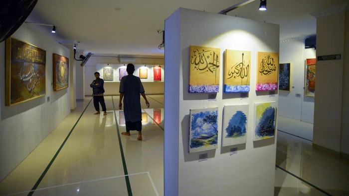 PAMERAN KALIGRAFI THE REAL SURAU Jamaah melihat pameran kaligrafi bertemakan