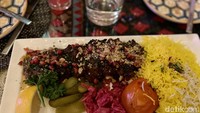 Kemudian ada menu Kebab Torsh. Hidangan ini berasal dari wilayah Laut Kaspia di Iran. Menu ini berupa daging sapi fillet yang dimarinasi bumbu khusus. Foto: detikcom/Riska Fitria