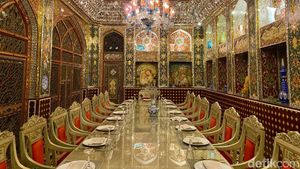 Menikmati Kebab Torsh di Restoran Penuh Mosaik Iran yang Artistik