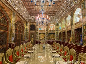 Menikmati Kebab Torsh di Restoran Penuh Mosaik Iran yang Artistik