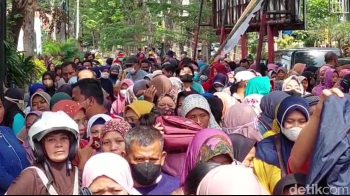 Pasar murah Ramadhan di Kota Probolinggo yang diserbu ribuan warga.