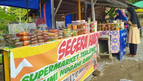 Berbagai jenis takjil yang dijual di Pasar Ramadan Dompu.