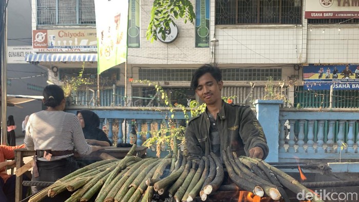 Pedagang saat membakar Pakkat khas Madina. (Kartika Sari/detikSumut)