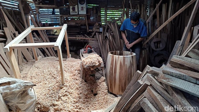 Pekerja memproduksi beduk untuk pesanan dari berbagai daerah di Desa Keniten, Kecamatan Kedungbanteng, Kabupaten Banyumas, Kamis (30/3/2023).