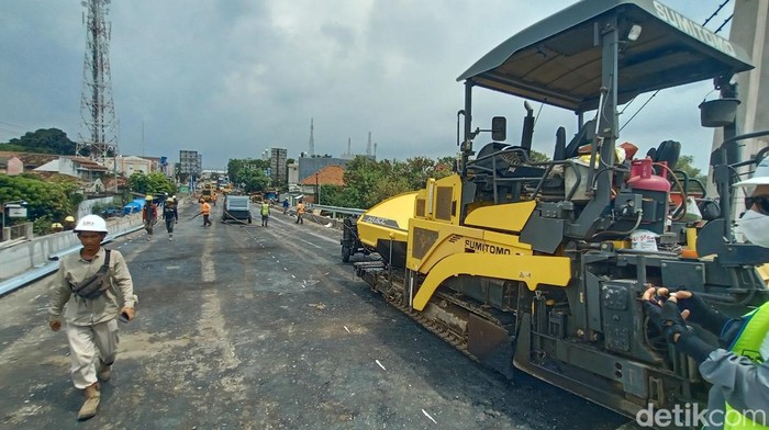Pekerjaan pembangunan Jembatan Juwana, Kabupaten Pati, Kamis (30/3/2023).