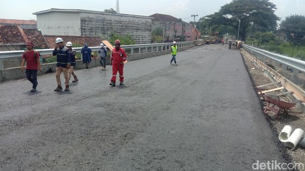 Pekerjaan pembangunan Jembatan Juwana, Kabupaten Pati, Kamis (30/3/2023).