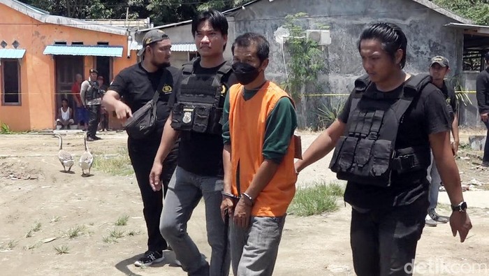 Pelaku pembunuhan Satpol PP Polman menjalani rekonstruksi adegan.
