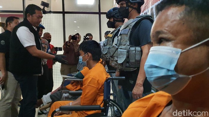 Pelaku perampokan dihadirkan saat rilis kasus di Polda Riau.  (Raja Adil/detikSumut)