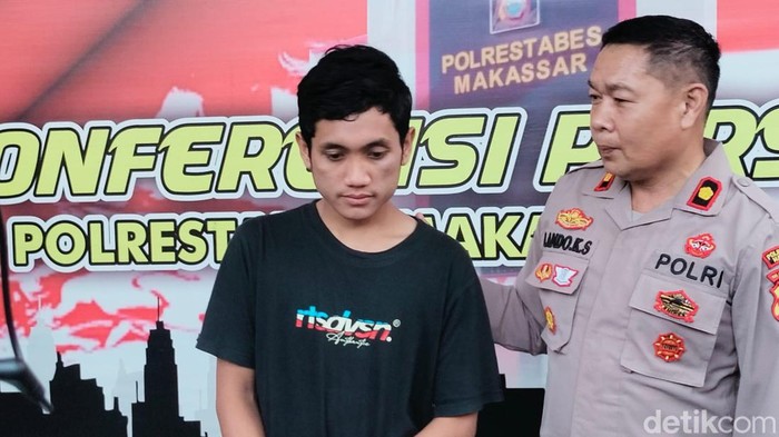 Pemotor terobos iring-iringan polisi di Makassar. Pemotor terobos iring-iringan polisi di Makassar.
