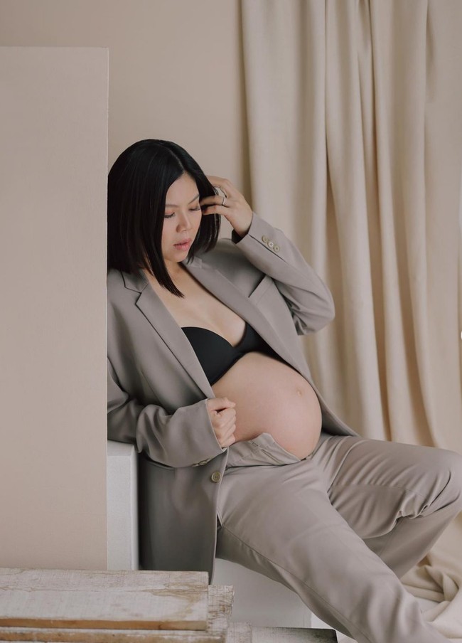 Usia kehamilan Greysia Polii sudah memasuki akhir trimester ketiga. Peruntya pun semaki membesar. Dia tak melewatkan momen hamil pertamanya dengan melakukan pemotretan. Foto: Instagram/@juniapics @greyspolii