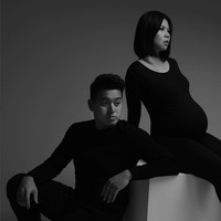 Pada pemotretan lainnya, wanita 35 tahun ini tampak mengenakan busana hitam-hitam berupa kaus dan legging. Konsep foto dibuat bernuansa hitam-putih. Foto: Instagram/@juniapics @greyspolii