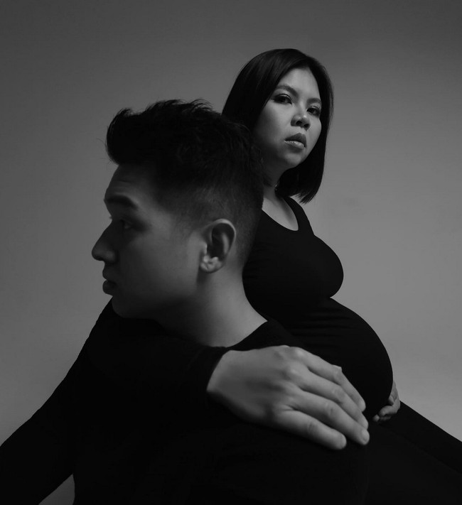 Bersama sang suami, Felix Djimin, pemotretan berkonsep simple dan minimalis. Mulai dari pemilihan warna, busana hingga latar belakang. Foto: Instagram/@juniapics @greyspolii