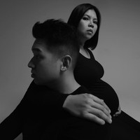 Bersama sang suami, Felix Djimin, pemotretan berkonsep simple dan minimalis. Mulai dari pemilihan warna, busana hingga latar belakang. Foto: Instagram/@juniapics @greyspolii