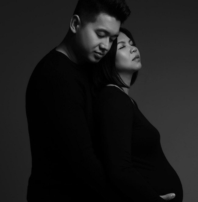 Greysia Polii dan Felix Djimin menunjukkan kemesraan mereka dalam pemotretan kehamilan yang digarap creative director Benny Lim dan Junia Photography. Foto: Instagram/@juniapics @greyspolii