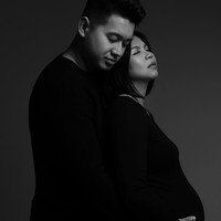 Greysia Polii dan Felix Djimin menunjukkan kemesraan mereka dalam pemotretan kehamilan yang digarap creative director Benny Lim dan Junia Photography. Foto: Instagram/@juniapics @greyspolii