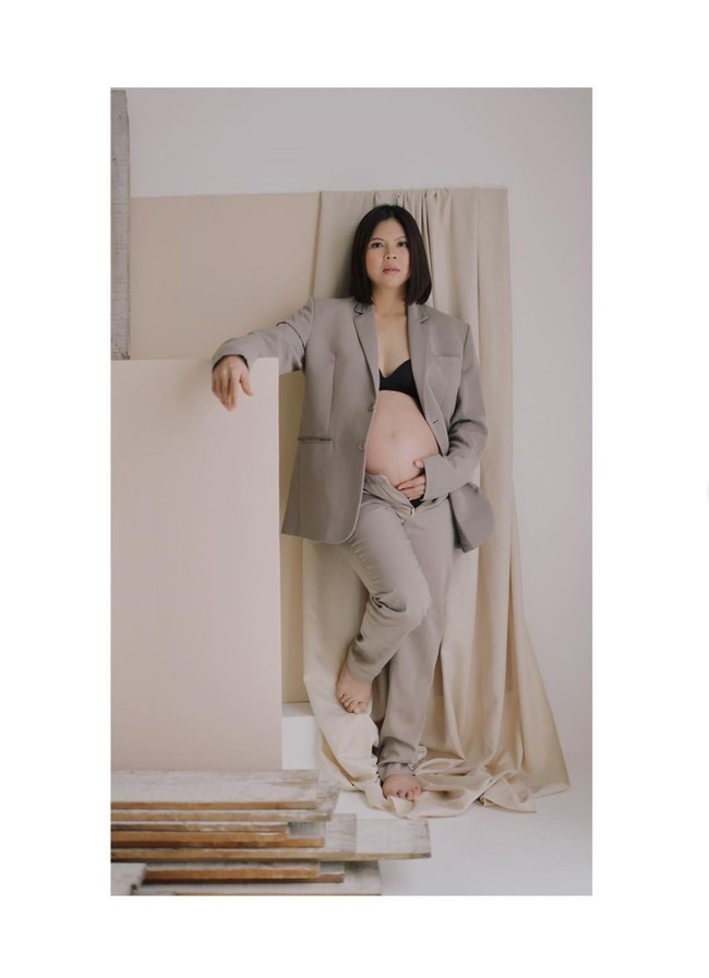 Wajah mantan pebulutangkis ini dipoles makeup natural bernuansa nude, sementara rambut digerai dan ditata lurus. Foto: Instagram/@juniapics @greyspolii