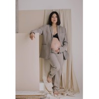 Wajah mantan pebulutangkis ini dipoles makeup natural bernuansa nude, sementara rambut digerai dan ditata lurus. Foto: Instagram/@juniapics @greyspolii