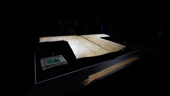 Penampakan Jubah Nabi Muhammad Berusia 1.400 Tahun di Turki ISTANBUL, TURKIYE - MARCH 24: Prophet Muhammad's cloak, one of the important holy relics left to Owais al-Qarani upon the will of the Prophet Muhammad, is displayed with the beginning of holy month of Ramadan in Istanbul, Turkiye on March 23, 2023.
