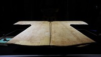 Yah, jubah atau pakaian Nabi Muhammad SAW yang berwarna putih itu ditaruh di sebuah kotak kaca dan ditempatkan di sebuah ruangan di masjid tersebut.