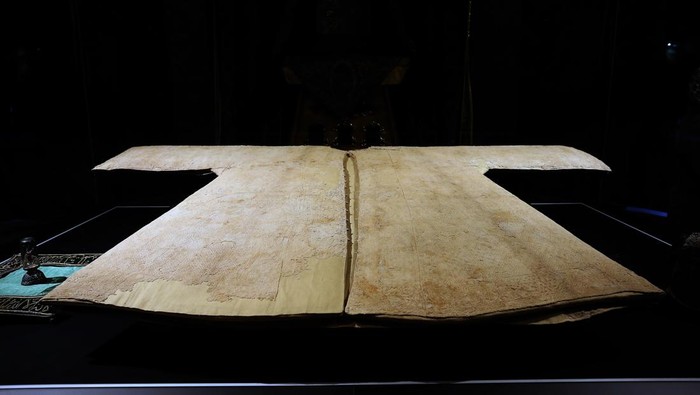 Penampakan Jubah Nabi Muhammad Berusia 1.400 Tahun di Turki ISTANBUL, TURKIYE - MARCH 24: Prophet Muhammad's cloak, one of the important holy relics left to Owais al-Qarani upon the will of the Prophet Muhammad, is displayed with the beginning of holy month of Ramadan in Istanbul, Turkiye on March 23, 2023.