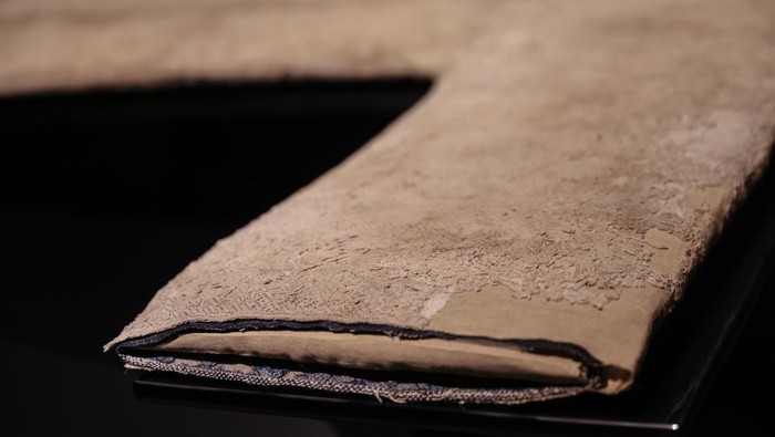 Penampakan Jubah Nabi Muhammad Berusia 1.400 Tahun di Turki ISTANBUL, TURKIYE - MARCH 24: Prophet Muhammad's cloak, one of the important holy relics left to Owais al-Qarani upon the will of the Prophet Muhammad, is displayed with the beginning of holy month of Ramadan in Istanbul, Turkiye on March 23, 2023.