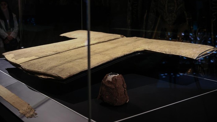 ISTANBUL, TURKIYE - MARCH 24: Prophet Muhammad's cloak, one of the important holy relics left to Owais al-Qarani upon the will of the Prophet Muhammad, is displayed with the beginning of holy month of Ramadan in Istanbul, Turkiye on March 23, 2023.