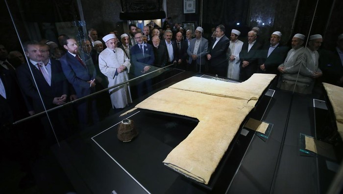 Penampakan Jubah Nabi Muhammad Berusia 1.400 Tahun di Turki ISTANBUL, TURKIYE - MARCH 24: Prophet Muhammad's cloak, one of the important holy relics left to Owais al-Qarani upon the will of the Prophet Muhammad, is displayed with the beginning of holy month of Ramadan in Istanbul, Turkiye on March 23, 2023.