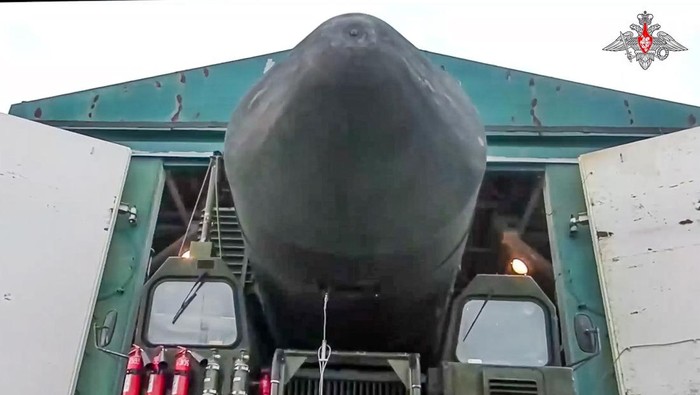 Penampakan Rudal Balistik Antarbenua Rusia Saat Latihan Militer Rusia telah memulai latihan dengan sistem rudal balistik antarbenua Yars, Rabu (29/3/2023) waktu setempat. Latihan ini melibatkan ribuan tentara.