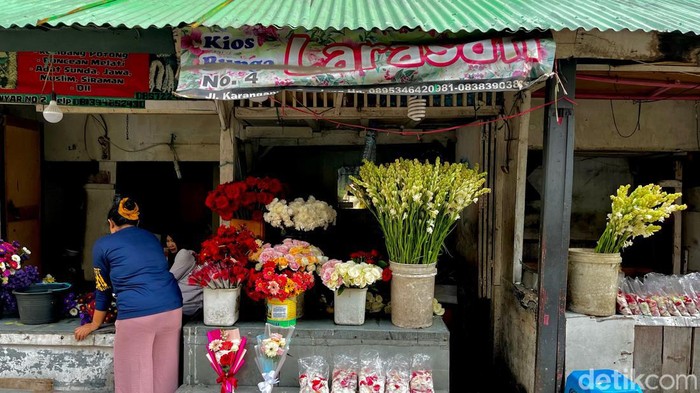 Penjual bunga di Jalan Karang Anyar, Kota Bandung.