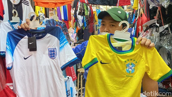 Penjual Jersey Bola di Pasar Baru Bandung.