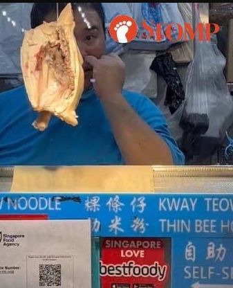 Jijik! Penjual Makanan Ini Asyik Ngupil Saat Siapkan Makanan Pelanggan