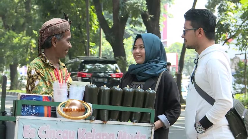 Penjual Makanan Jago Bahasa Asing