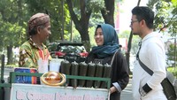 Keren! 5 Penjual Makanan Ini Jago Bahasa Inggris hingga Korea