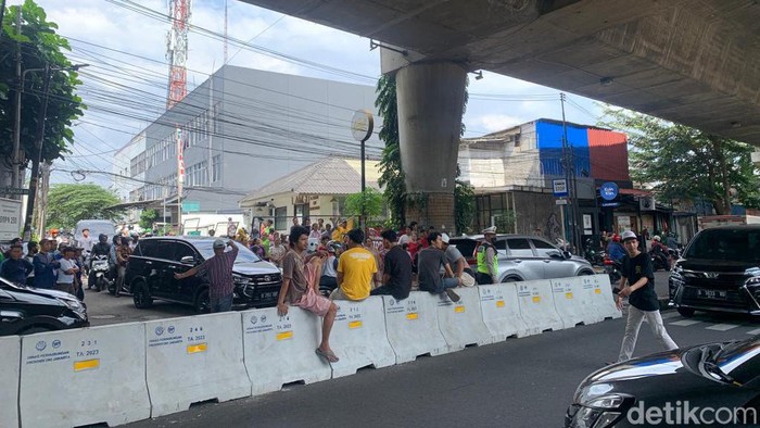 Penutupan U-turn di Jalan Pangeran Antasari, Jakarta Selatan, berlangsung ricuh.
