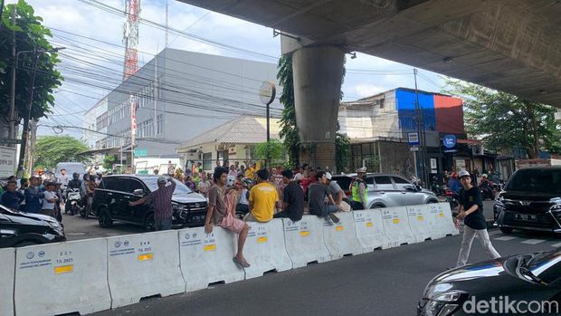 Penutupan U-turn di Jalan Pangeran Antasari, Jakarta Selatan, berlangsung ricuh.