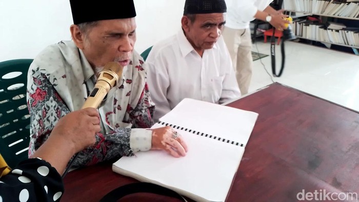 Penyandang tunanetra di Pertuni Sumut membaca Al-Quran. (Farid Achyadi Siregar/detikSumut)