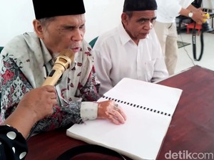 Semangat Penyandang Tunanetra di Medan Membaca Al-Quran Saat Ramadan
